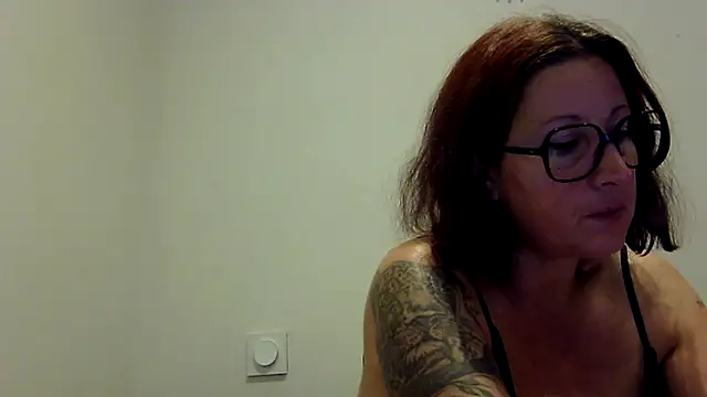 Snapshot of feline27 chatting on 28, 10, 2025 feline27 online show from 28, 10, 2025