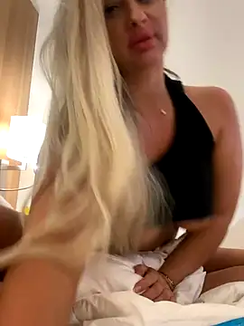 Snapshot of Denisse_Perry chatting on 25, 11, 2025 Denisse Perry online show from 25, 11, 2025