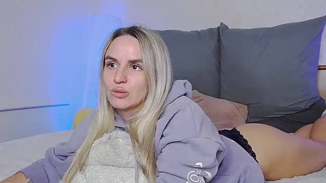 Snapshot of SofiJames chatting on 25, 11, 2025 SofiJames online show from 25, 11, 2025