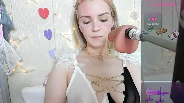 Kaya Devis online show from 12, 9, 2025