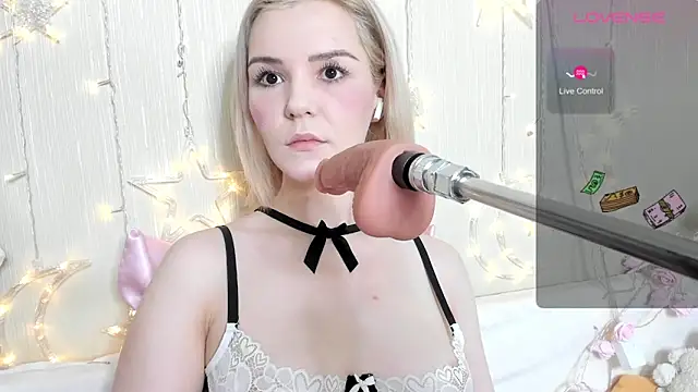 Kaya Devis online show from 8, 11, 2025