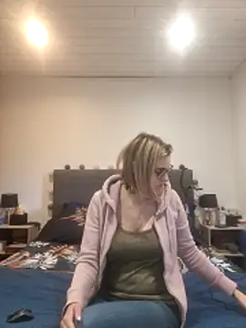 Snapshot of Madame_Callie chatting on 17, 5, 2026 Madame Callie online show from 17, 5, 2026