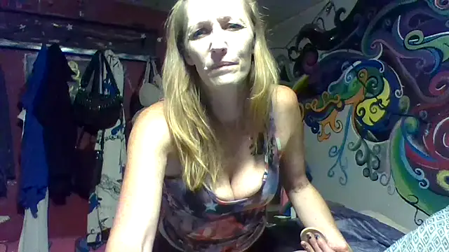 Snapshot of 4EyedSluttyGinger chatting on 8, 9, 2025 4EyedSluttyGinger online show from 8, 9, 2025