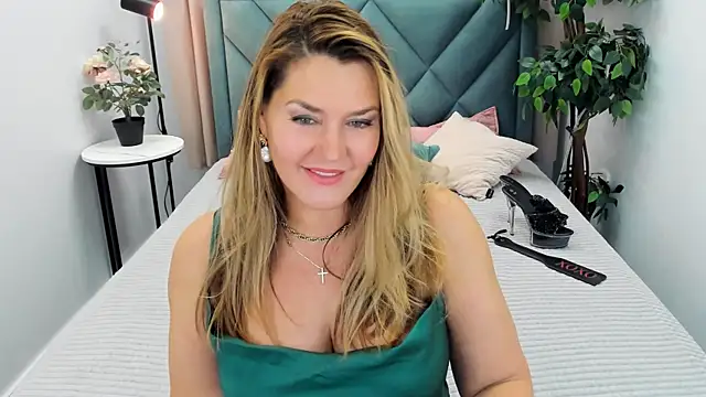Adele Russo online show from 9, 9, 2025