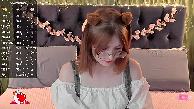 Snapshot of AliceLanley chatting on 18, 11, 2025 AliceLanley online show from 18, 11, 2025