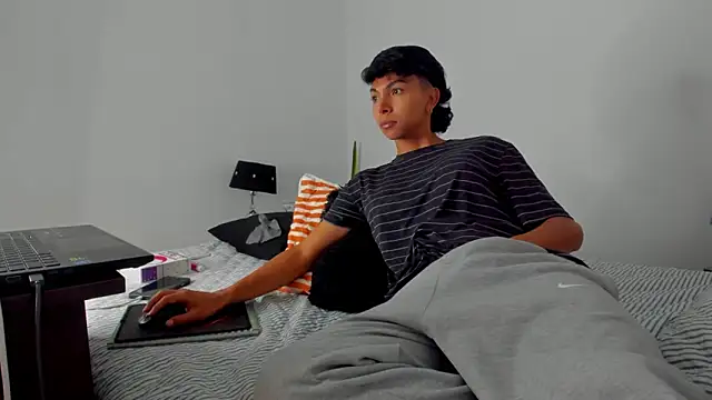 xhenisa  online show from 6, 3, 2026