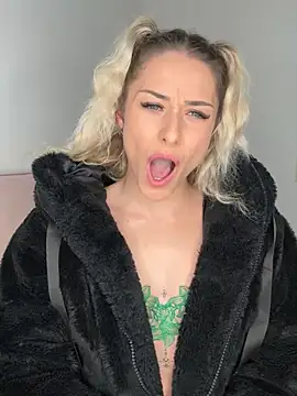 Snapshot of petrouchkaaa_ chatting on 3, 3, 2025 petrouchkaaa online show from 3, 3, 2025