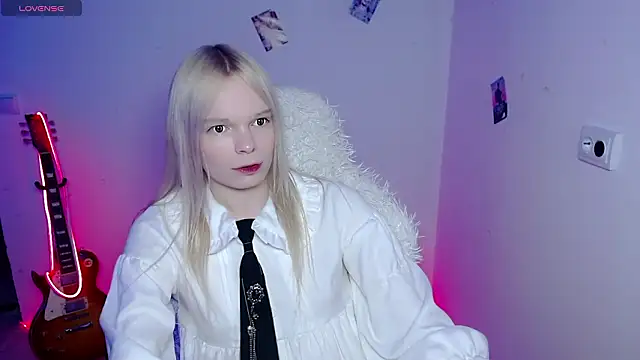 Snapshot of Emily_Nyaffee chatting on 8, 3, 2026 Emily Nyaffee online show from 8, 3, 2026
