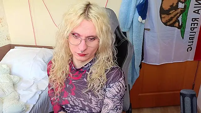 Lori Myaf online show from 24, 4, 2026