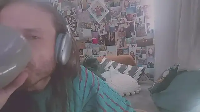 Snapshot of DownstairsSky chatting on 11, 2, 2025 DownstairsSky online show from 11, 2, 2025
