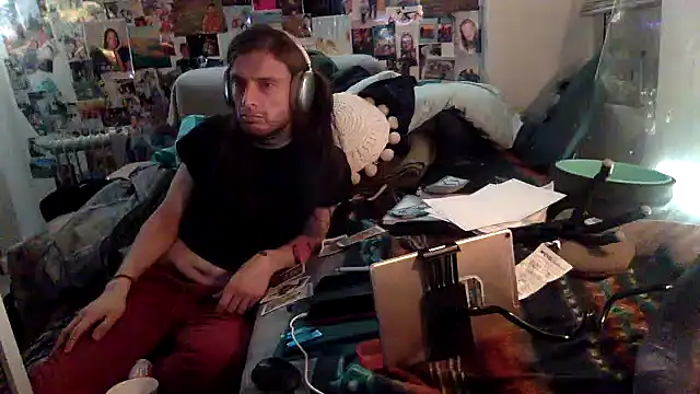 Snapshot of DownstairsSky chatting on 31, 1, 2025 DownstairsSky online show from 31, 1, 2025