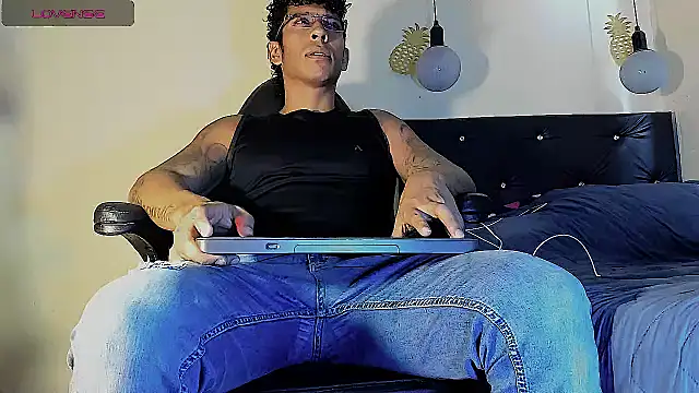 Snapshot of FuckHardlove chatting on 4, 3, 2025 FuckHardlove online show from 4, 3, 2025