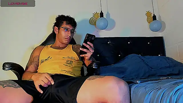 Snapshot of FuckHardlove chatting on 1, 3, 2025 FuckHardlove online show from 1, 3, 2025