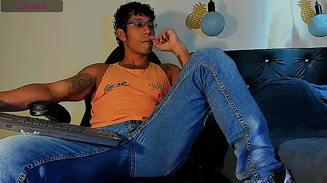 Snapshot of FuckHardlove chatting on 27, 2, 2025 FuckHardlove online show from 27, 2, 2025