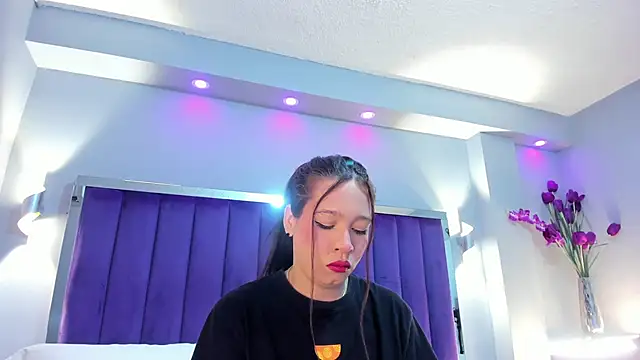 Snapshot of SaraRiley chatting on 27, 10, 2025 SaraRiley online show from 27, 10, 2025