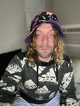 4kUsh2Fashion0 online show from 4, 2, 2025