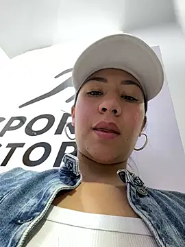 Snapshot of kim_monti chatting on 10, 5, 2026 kim monti online show from 10, 5, 2026