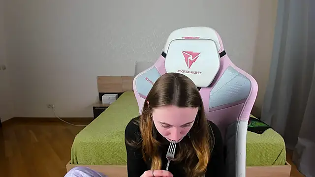 Snapshot of Cowell_Adelina chatting on 29, 11, 2025 Cowell Adelina online show from 29, 11, 2025