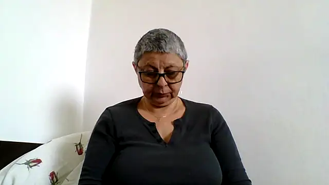 Snapshot of roseblak42 chatting on 1, 5, 2026 roseblak42 online show from 1, 5, 2026