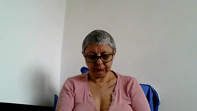 Snapshot of roseblak42 chatting on 9, 5, 2026 roseblak42 online show from 9, 5, 2026