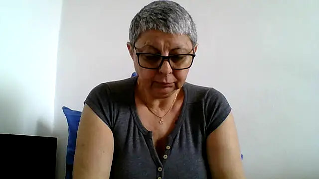 Snapshot of roseblak42 chatting on 8, 5, 2026 roseblak42 online show from 8, 5, 2026