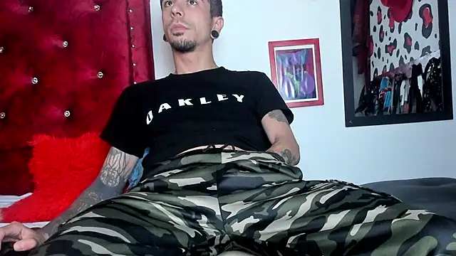 Snapshot of Aaron_BigDickxxx chatting on 18, 3, 2025 Aaron BigDickxxx online show from 18, 3, 2025