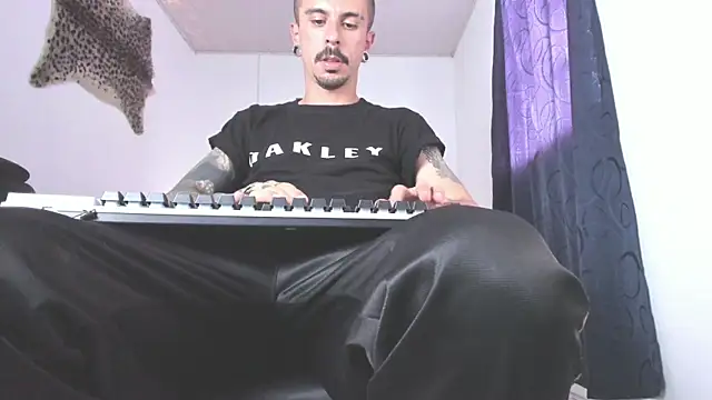 Snapshot of Aaron_BigDickxxx chatting on 1, 6, 2026 Aaron BigDickxxx online show from 1, 6, 2026