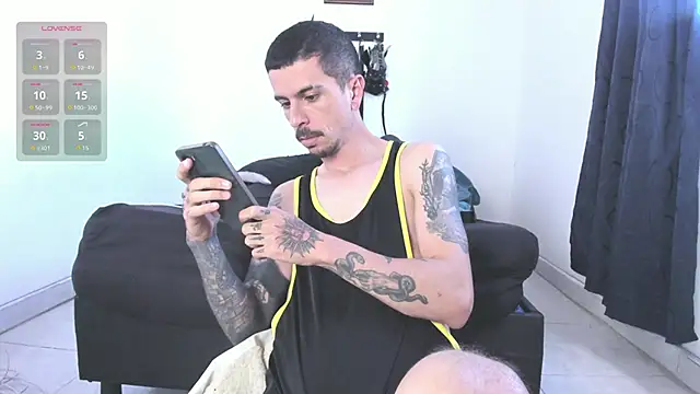 Snapshot of Aaron_BigDickxxx chatting on 24, 5, 2026 Aaron BigDickxxx online show from 24, 5, 2026