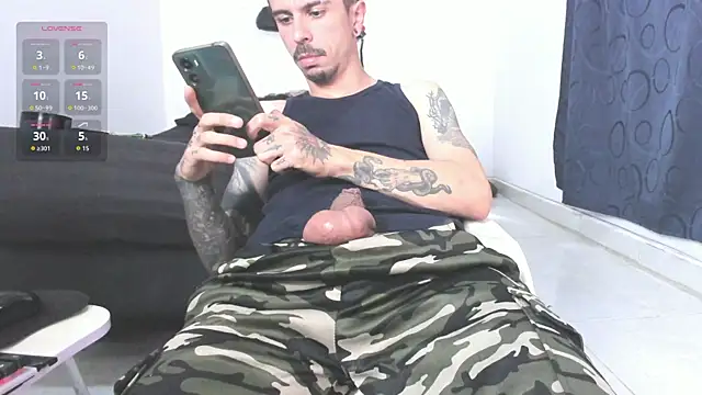 Snapshot of Aaron_BigDickxxx chatting on 22, 5, 2026 Aaron BigDickxxx online show from 22, 5, 2026