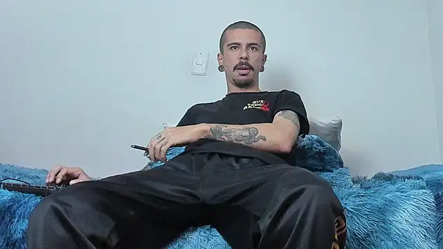 Aaron BigDickxxx online show from 21, 10, 2025