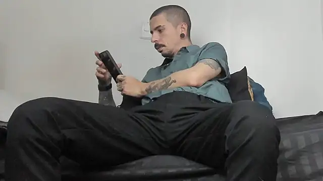 Aaron BigDickxxx online show from 24, 10, 2025