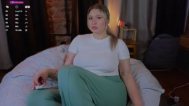 Snapshot of helen_frogg chatting on 1, 12, 2025 helen frogg online show from 1, 12, 2025