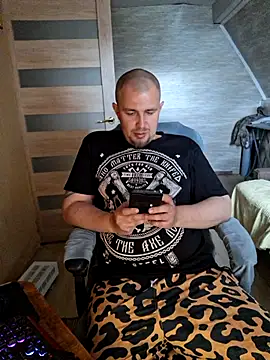 Snapshot of Foxyshaved chatting on 17, 5, 2026 Foxyshaved online show from 17, 5, 2026