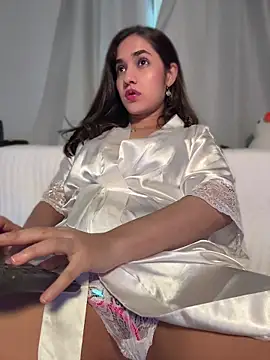Snapshot of CuteeRose chatting on 8, 5, 2026 CuteeRose online show from 8, 5, 2026