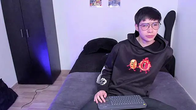 Aventure Twinks online show from 25, 2, 2025