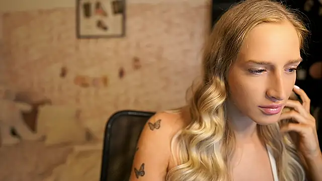 Snapshot of Nicolette__Shea_ chatting on 28, 10, 2025 Nicolette Shea online show from 28, 10, 2025