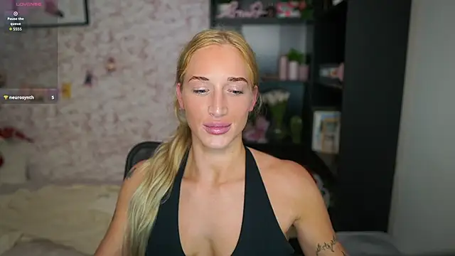 Snapshot of Nicolette__Shea_ chatting on 4, 2, 2026 Nicolette Shea online show from 4, 2, 2026