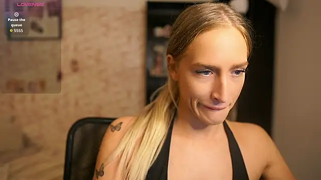 Snapshot of Nicolette__Shea_ chatting on 7, 10, 2025 Nicolette Shea online show from 7, 10, 2025