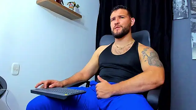 Snapshot of AndrewDiaz chatting on 22, 12, 2025 AndrewDiaz online show from 22, 12, 2025