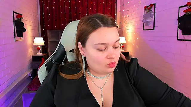 Snapshot of KimberlyMaran chatting on 5, 3, 2025 KimberlyMaran online show from 5, 3, 2025