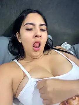 Snapshot of MarianaBenz chatting on 4, 6, 2026 MarianaBenz online show from 4, 6, 2026