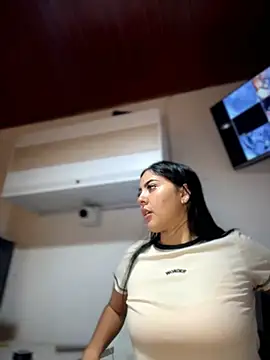 Snapshot of MarianaBenz chatting on 17, 4, 2026 MarianaBenz online show from 17, 4, 2026