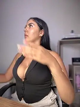 Snapshot of MarianaBenz chatting on 3, 12, 2025 MarianaBenz online show from 3, 12, 2025