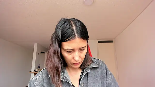 zoe jeane beker online show from 26, 2, 2025