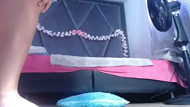 Snapshot of MeganMilF2 chatting on 10, 6, 2026 MeganMilF2 online show from 10, 6, 2026