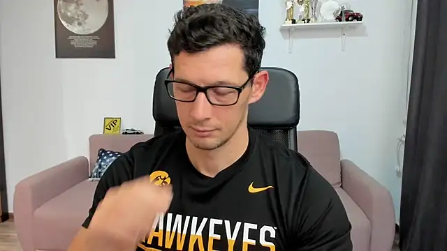 Snapshot of BrutusK08 chatting on 17, 11, 2025 BrutusK08 online show from 17, 11, 2025