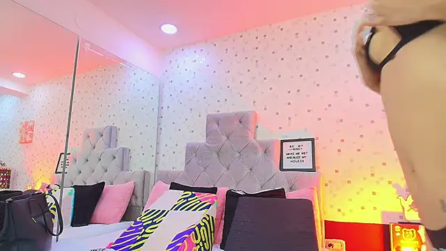 JulietaReyess online show from 10, 10, 2025