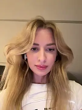 Snapshot of EvieEvans chatting on 2, 2, 2025 EvieEvans online show from 2, 2, 2025