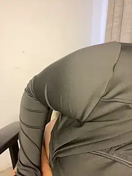 Snapshot of YellowHoneyDip chatting on 3, 12, 2025 YellowHoneyDip online show from 3, 12, 2025