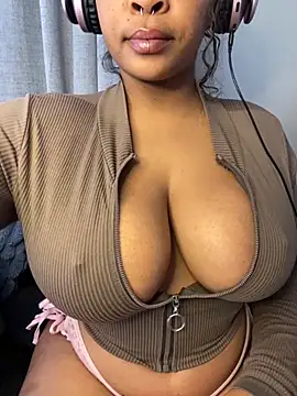 Snapshot of YellowHoneyDip chatting on 8, 10, 2025 YellowHoneyDip online show from 8, 10, 2025